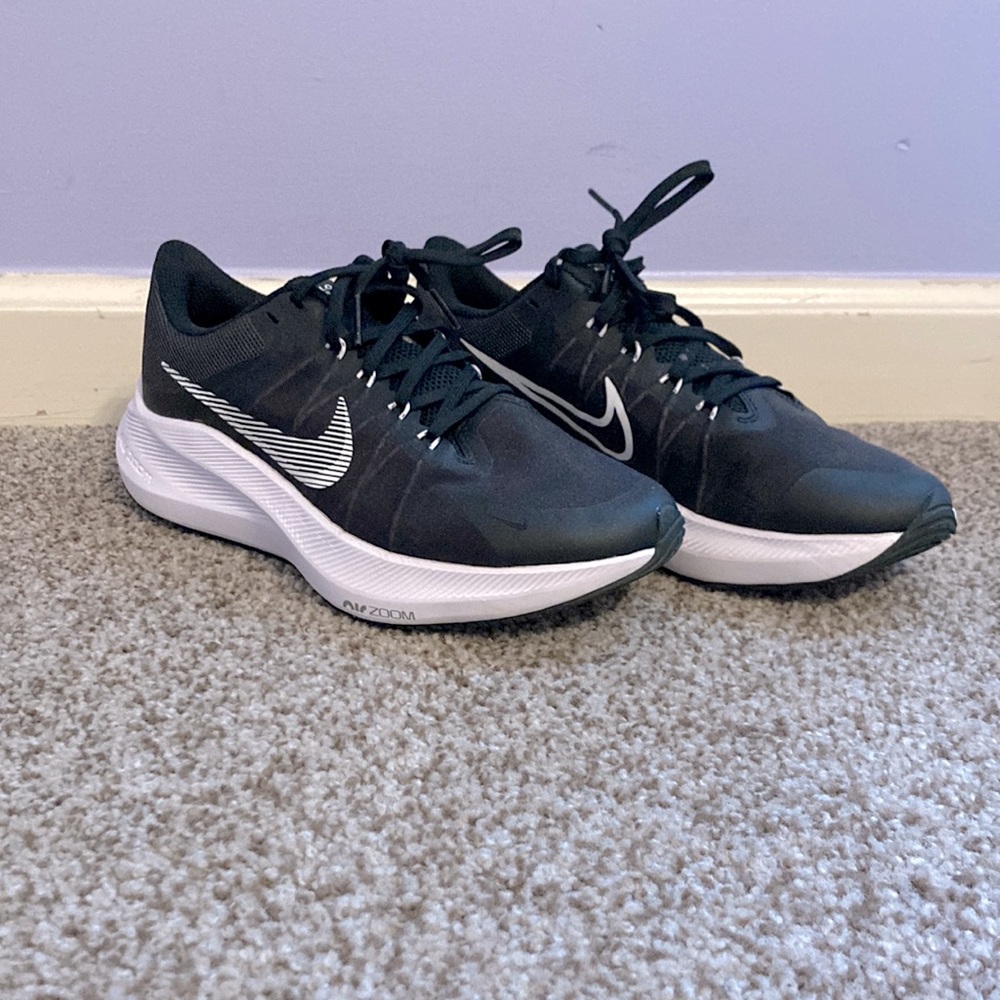 Lightly warn Nike air zoom black women’s tennis shoes, been worn once